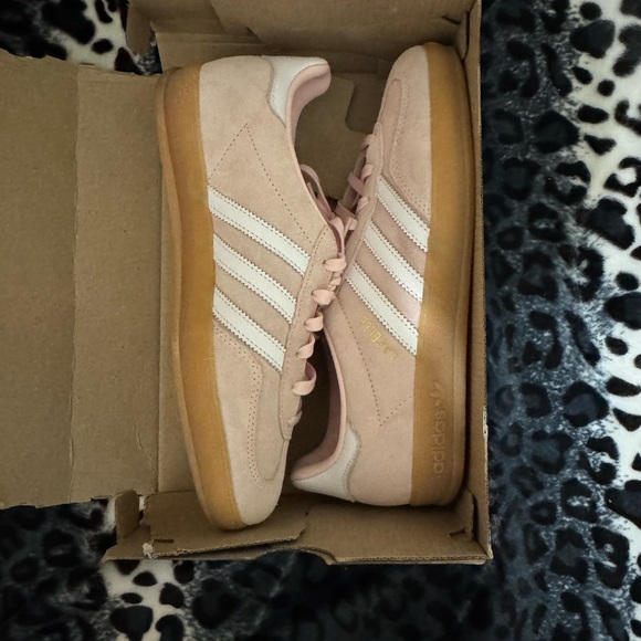 Adidas Pink and White Sneakers Retro Design GAZELLE INDOOR SHOES
Sz: 7.5 women - Picture 8 of 8